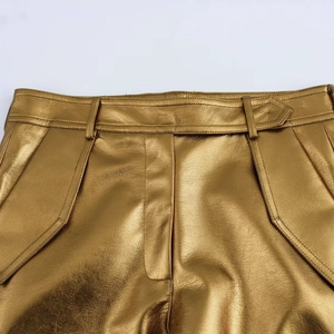 Pantalon cargo femme en cuir doré métallisé avec détails à la taille et aux poches