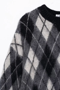Nahaufnahme von weichem Argyle-Strickpullover mit Mohair-Textur und Rundhalsausschnitt