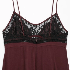 Robe caraco élégante bordeaux avec dentelle florale noire et fines bretelles réglables