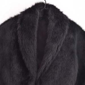 Gilet en fausse fourrure noire pour femme avec grand revers et texture brillante chic