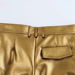 Pantalon cargo doré métallisé pour femme en similicuir brillant avec détail de poche