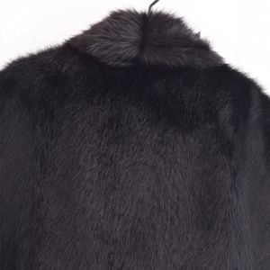 Gilet chic en fausse fourrure noire pour femmes avec texture douce et large col