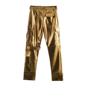 Pantalon cargo doré métallique tendance avec de grandes poches latérales et un fini brillant