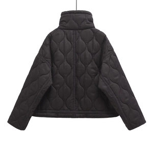 Détail d'une veste matelassée noire avec col montant et coutures en forme d'oignon élégantes