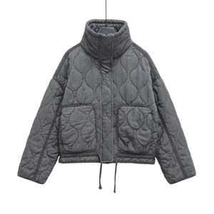 Détails de la veste matelassée gris anthracite avec col montant et grandes poches plaquées