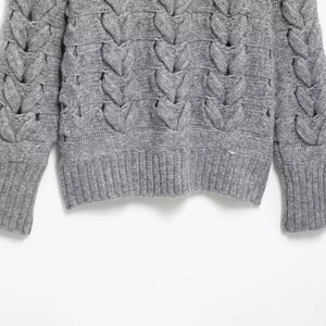 Pull en maille grise pour femme avec motif torsadé en forme de cœur et poignets