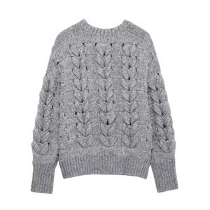 Pull femme en maille torsadée gris clair avec motif cœurs en relief et col rond chic