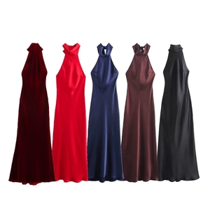 Détail du tissu satiné et du col licou disponible en plusieurs couleurs élégantes