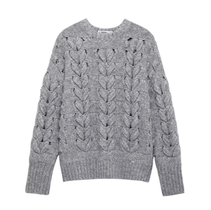 Pull en tricot gris pour femme avec des motifs de torsades uniques en forme de cœur