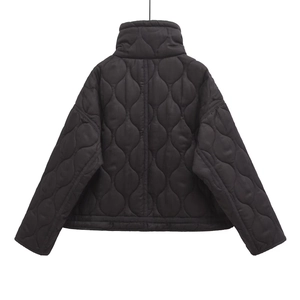 Veste matelassée décontractée noire pour femme avec col montant et épaules tombantes vue dos