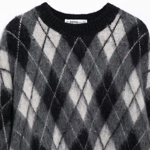 Damen Strickpullover mit Rautenmuster in Schwarz, Grau und Weiß mit weicher Mohair-Haptik