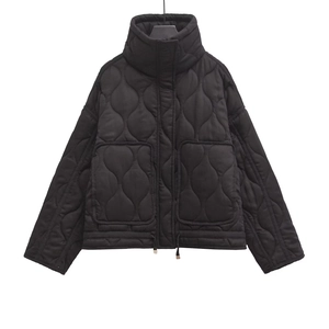 Veste matelassée noire pour femme avec col montant et motif de vagues élégant