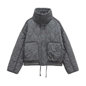 Veste matelassée grise pour femme avec col montant et cordon de serrage réglable à la taille