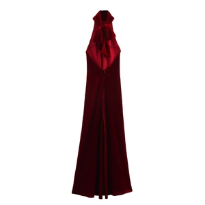 Robe licou élégante en velours bordeaux avec grand nœud au dos et coupe dos nu chic