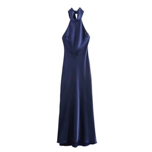 Robe licou bleu marine en satin avec col plissé élégant et finition soyeuse chic