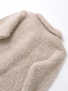 Gros plan détaillé sur la texture en polaire beige d'une veste pour femme