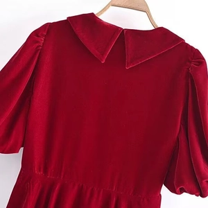 Robe élégante en velours rouge avec manches bouffantes et col Claudine sur cintre