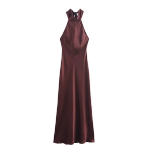 Robe longue élégante en satin bordeaux avec col licou et dos nu pour soirées officielles