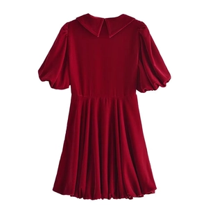 Robe élégante en velours rouge avec manches bouffantes et col Claudine pour la mode automne