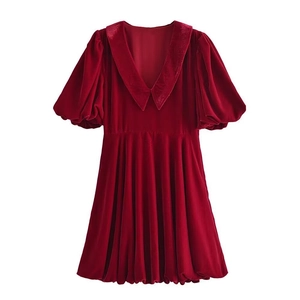 Robe élégante en velours bordeaux avec manches bouffantes et jupe plissée pour femme
