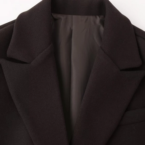 Cappotto da donna in lana marrone scuro con rever e dettaglio fodera interna liscia