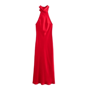 Elegantes rotes Satin-Neckholder-Kleid mit schmaler Passform und seidiger Textur für Damen