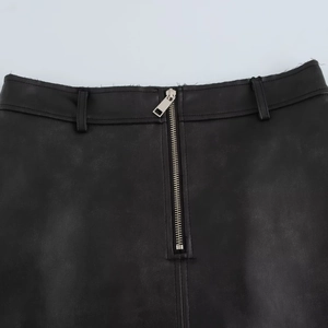 Détail de la taille d'une jupe en simili cuir noir avec fermeture éclair en métal argenté