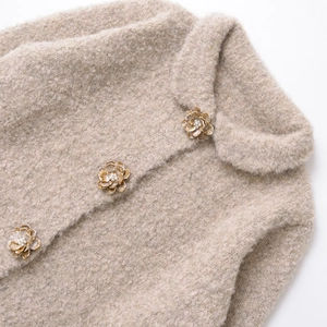 Cardigan en maille bouclée couleur avoine avec boutons fleurs en perles pour femme hiver