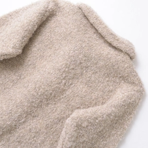 Veste femme beige chic avec boutons fleurs en fausse fourrure texturée et fil bouclé