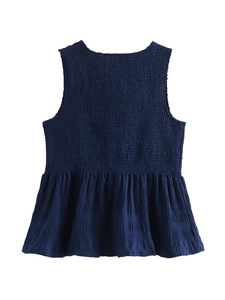 Detail des gesmokten marineblauen ärmellosen Tops mit elastischer Textur und Rüschensaum