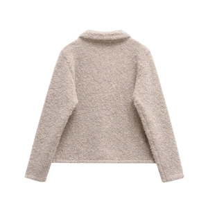 Veste courte en fausse fourrure beige avec boutons fleur, vue arrière du manteau automne