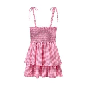 Détail de robe vichy rose pour fille avec bustier froncé et ourlet à volants étagés