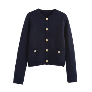 Dunkelblaue Strickjacke mit langen Ärmeln, Rundhals und geprägten goldenen Knöpfen