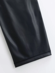 Detailaufnahme von hochwertigem schwarzem Kunstleder mit präzisen Saumnähten am Rand