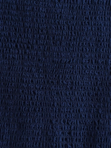 Nahaufnahme der dunkelblauen Smocking-Details am ärmellosen Top mit elastischer Textur