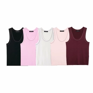 Dettaglio di cinque canotte in maglia a costine con cuciture a contrasto su collo e giromanica