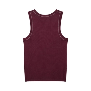Dettaglio delle cuciture bianche a contrasto sul top in maglia senza maniche bordeaux
