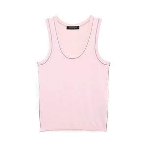 Dettaglio del gilet in maglia rosa chiaro con bordi neri a contrasto e trama fine