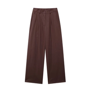 Détails d'un pantalon marron foncé à taille haute et jambe large avec plis élégants