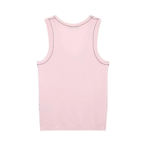Dettaglio del gilet in maglia rosa chiaro con cuciture a contrasto sui bordi