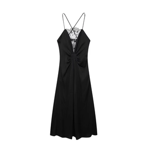 Détail d'une robe nuisette en satin noir avec dentelle et plis à la taille
