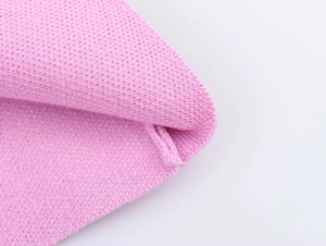Dettaglio della trama in maglia rosa e dell'orlo con doppia cucitura di alta qualità