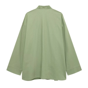 Vue arrière d'une veste kimono vert sauge en coton et lin avec coutures d'épaules tombantes
