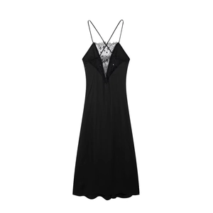 Détail de robe en satin noir avec bretelles croisées au dos et bordure en dentelle
