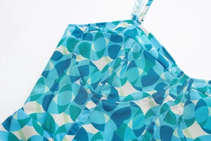 Détail du tissu à imprimé géométrique bleu et du corsage froncé de la robe d'été