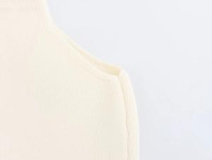 Dettaglio del tessuto in maglia crema di alta qualità con cuciture fini sul gilet