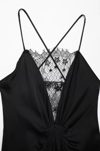 Détail du haut élégant noir à col en V avec dentelle délicate et texture satinée