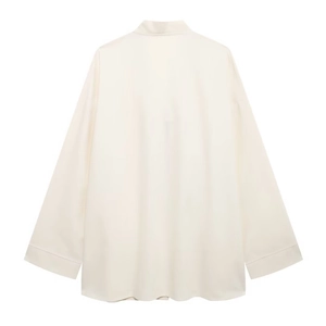 Détail du dos d'une chemise en satin crème à manches longues et col mandarin chic