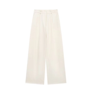 Détail à plat d'un pantalon large à taille haute en coton et lin couleur crème