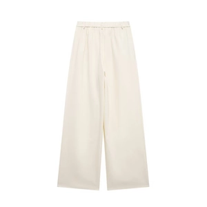 Détail de la taille élastique haute sur le pantalon large en lin de couleur crème